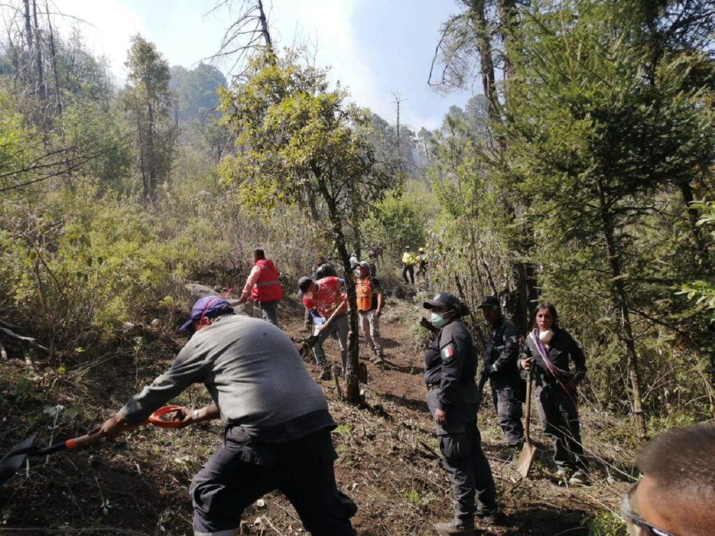 Sofocan incendios forestales; despliega helicópteros, drones y brigadas