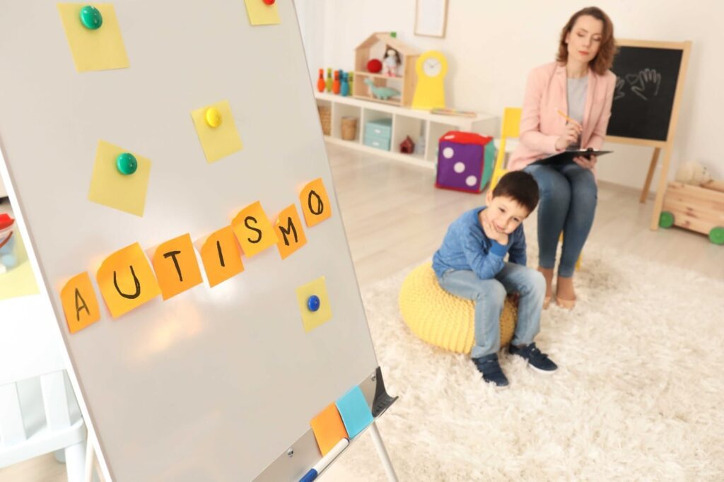 Enseñan psicólogos del ISSEMYM habilidades psicoeducativas a pacientes con autismo