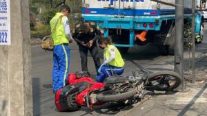 Motociclista muere al chocar con camión en Periférico