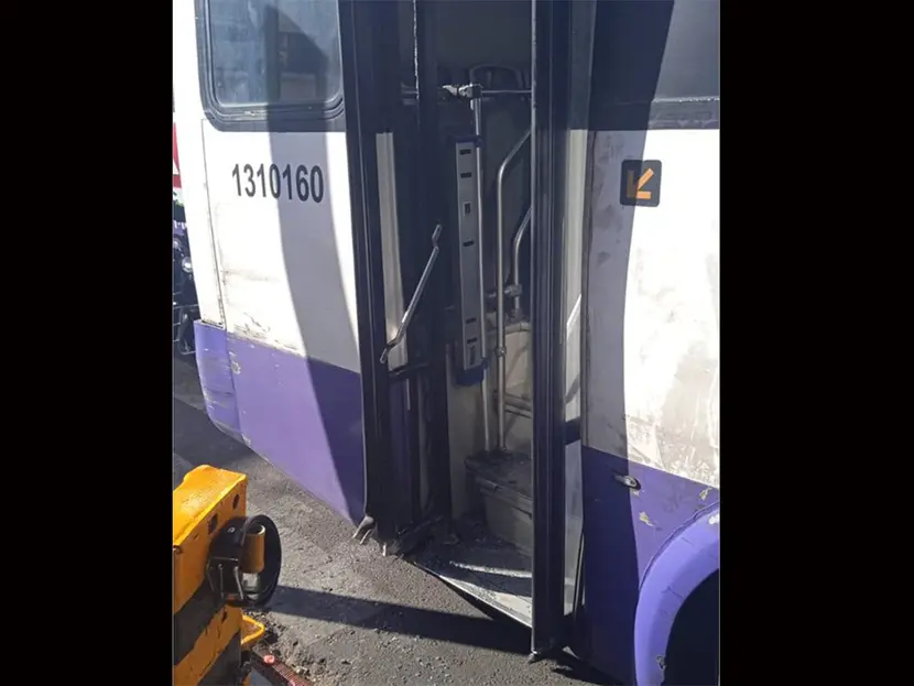 Hombre pierde tres dedos por ir colgado en camión en CDMX