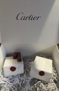 Cartier cumple y entrega aretes a joven que los compró en 237 pesos