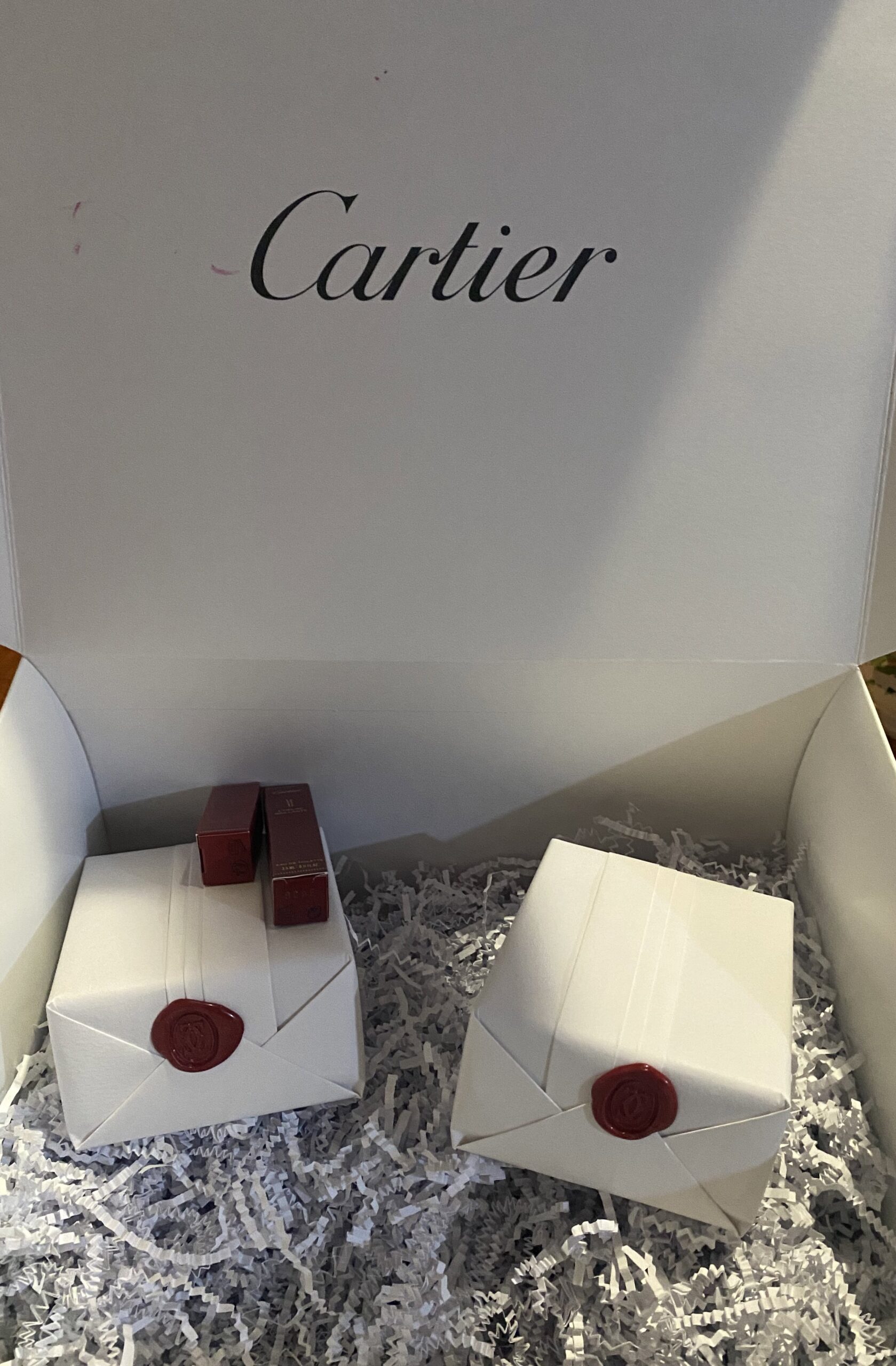 Cartier cumple y entrega aretes a joven que los compró en 237 pesos