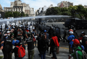 Policía argentina reprime manifestación contra Milei