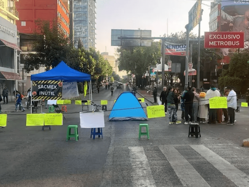 Vecinos continúan bloqueo por agua contaminada en CDMX