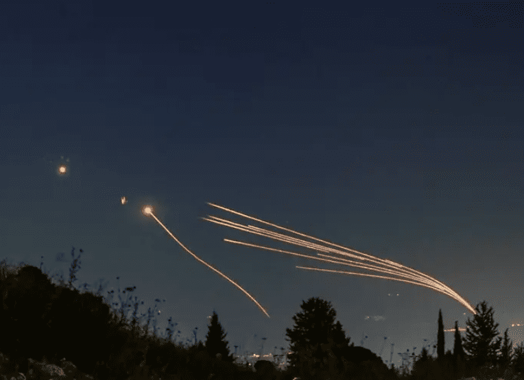 Hezbolá lanza cohetes y drones contra Israel