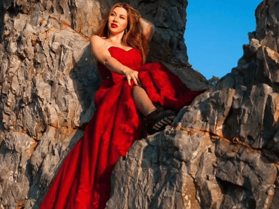 Influencer rusa muere al caer 50 metros por intentar una selfie