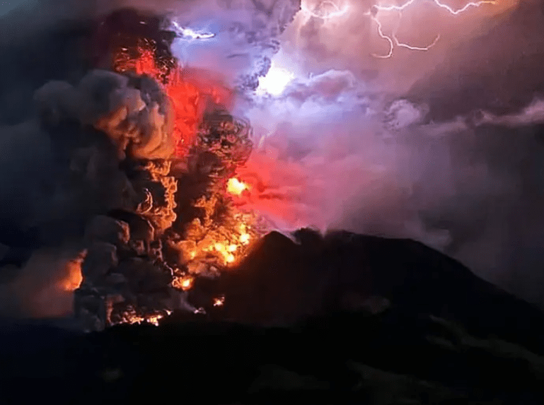 Captan en vídeo la impactante erupción de un volcán en Indonesia