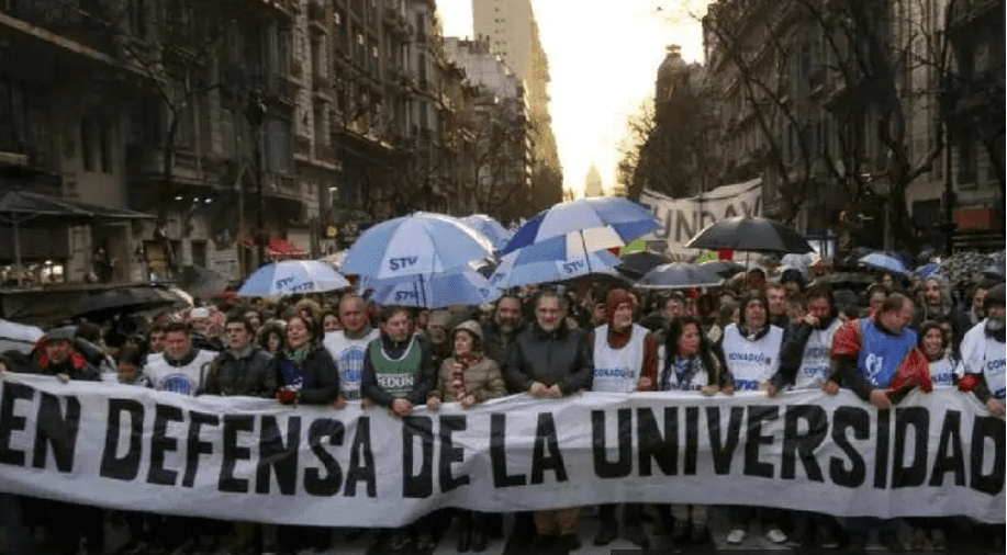 Universidades argentinas protestan en contra de Milei