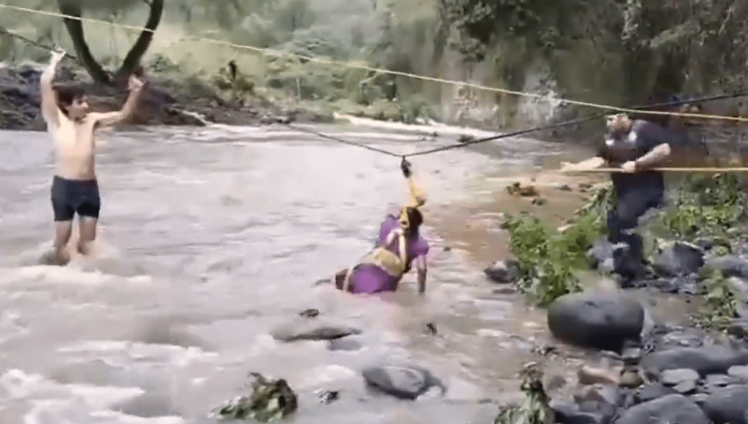 Logran rescatar a pareja atrapada en la creciente de un río