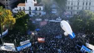 Estudiantes marchan para defender la universidad pública en Argentina
