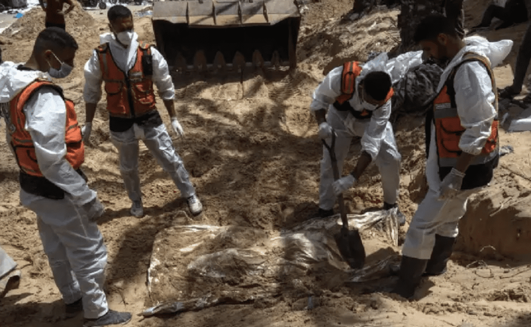 Descubren fosas clandestinas en Gaza con más de 300 cuerpos