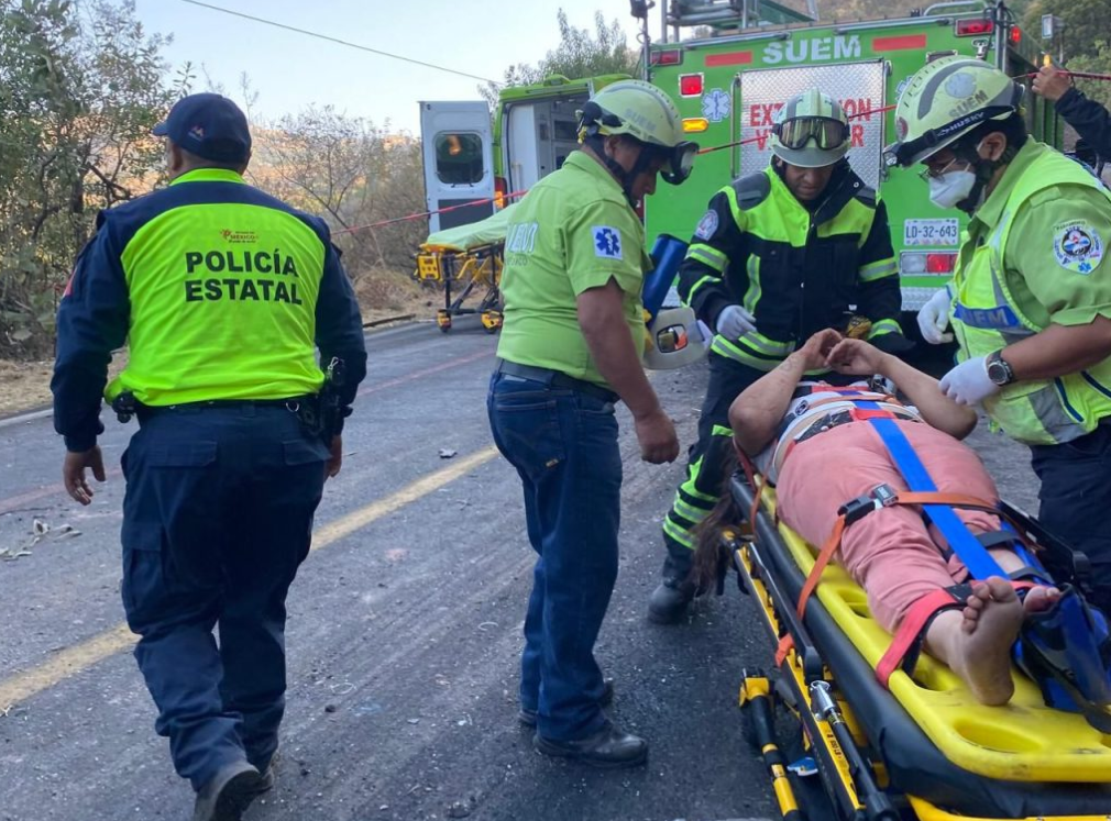 Elementos del Estado de México atienden volcadura de camión en Malinalco