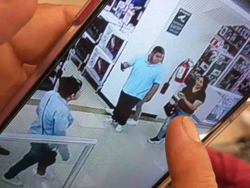 Roban celular a niño con síndrome de Down; exhiben foto de ladrones