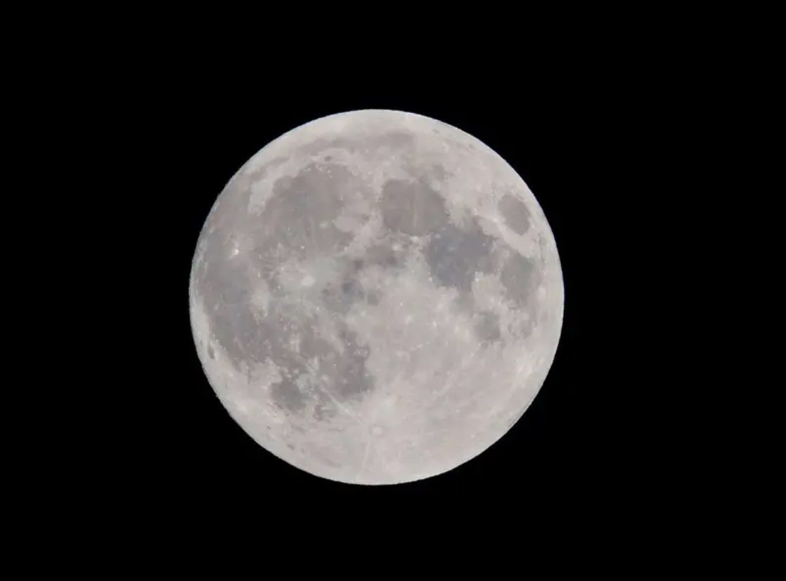 Científicos revelan posible hallazgo de 600 millones de toneladas de hielo en la Luna