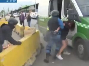 Mujer desarma a un policía y realiza disparos durante un arresto