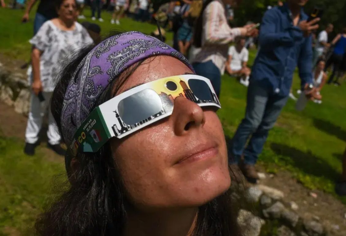 ¿Qué evitar usar para ver el eclipse solar de 2024?