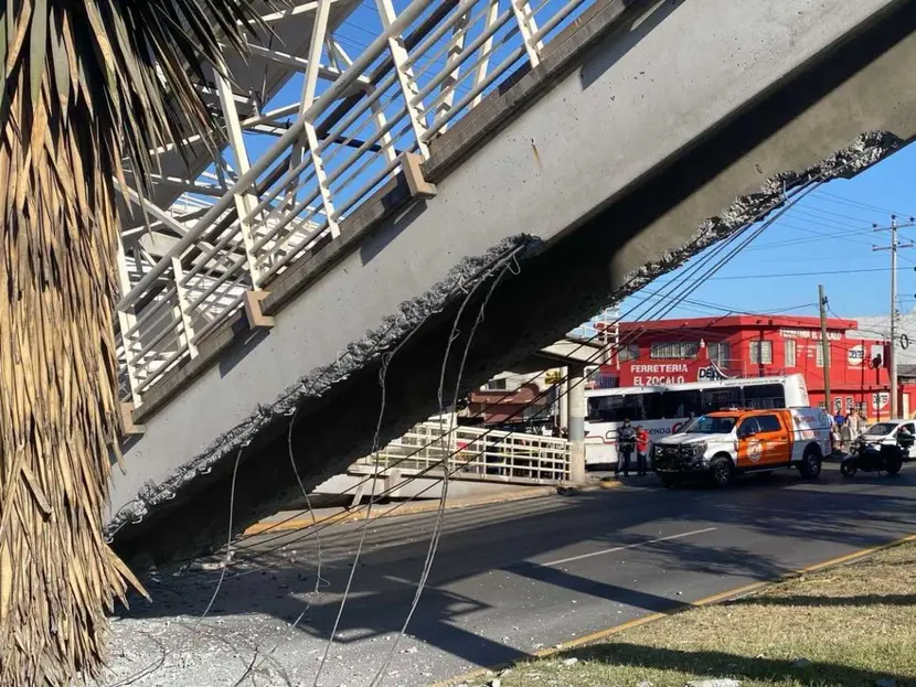 En Nuevo León, grúa tira puente peatonal