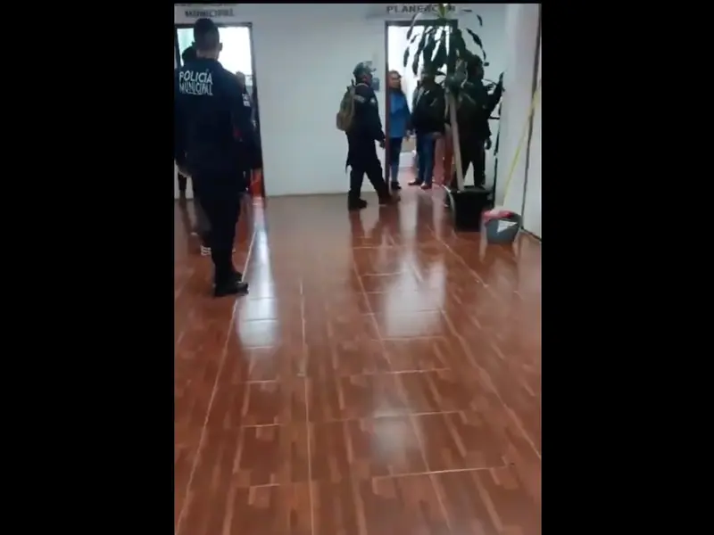 Pobladores sacan a empujones a funcionarios de alcaldía de Huautla