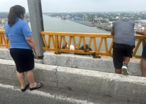 Policías impiden suicidio desde puente de 55 metros