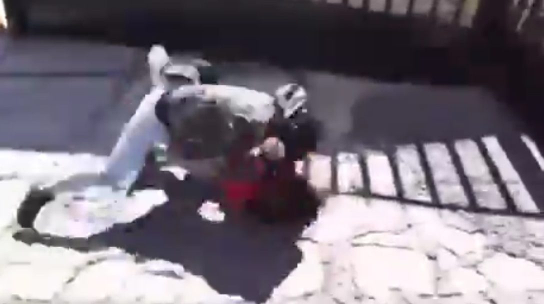 Mujer da golpiza a estudiante de secundaria 