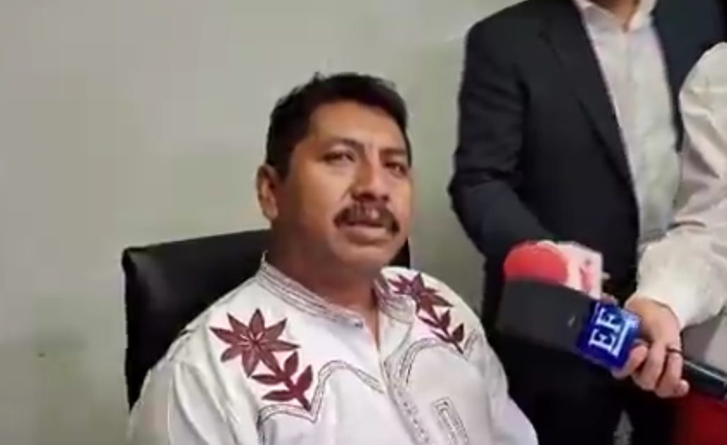 Senador justifica sacrificio de gallina por “usos y costumbres”  