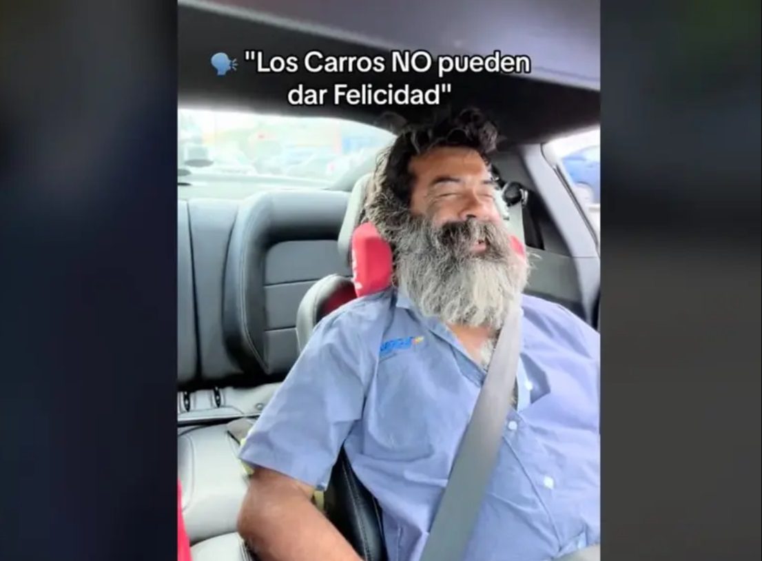 Indigente es invitado a subirse a Mustang que admiraba