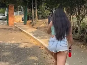 Actriz porno, graba video en parque público