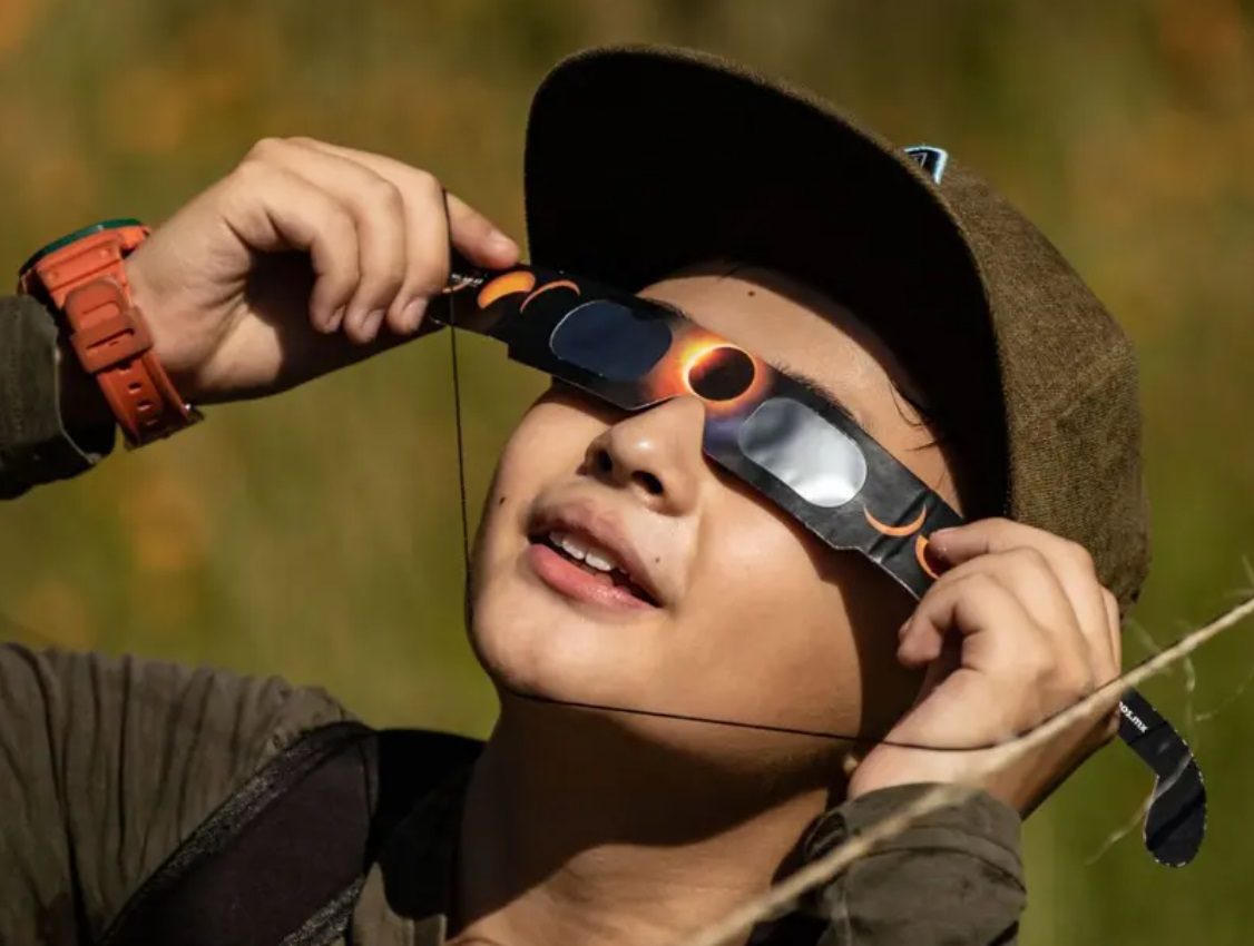 ¿En qué lugar puedo adquirir gafas para observar el eclipse solar?