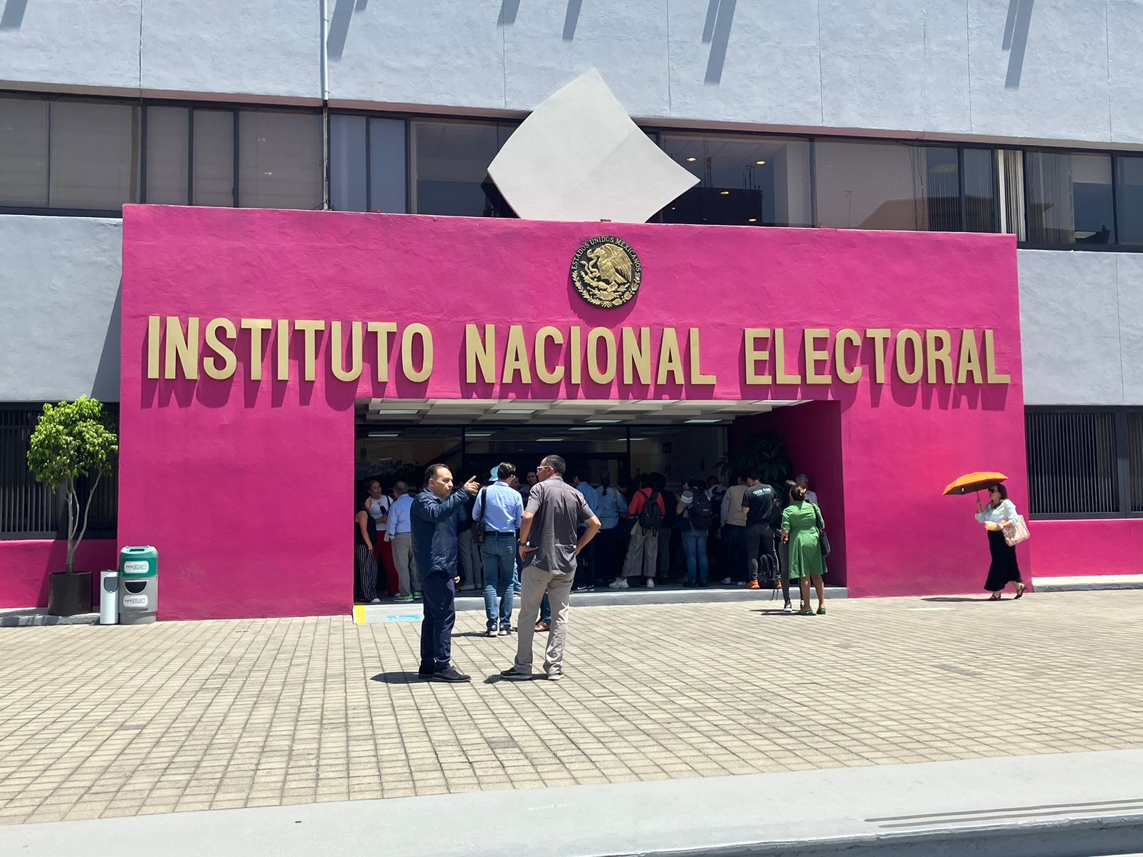 INE instruye bajar o cambiar cinco mañaneras 