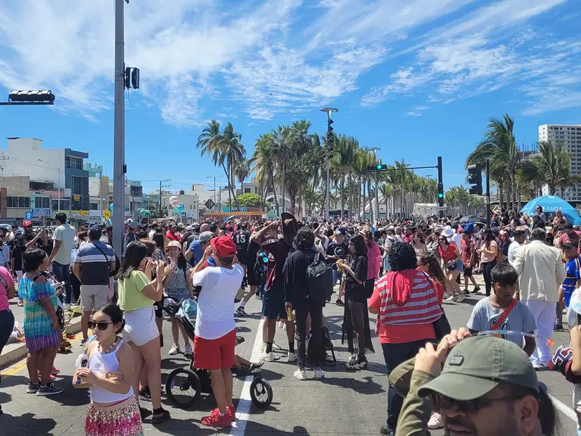 Miles de turistas en playas de Mazatlán para ver Eclipse