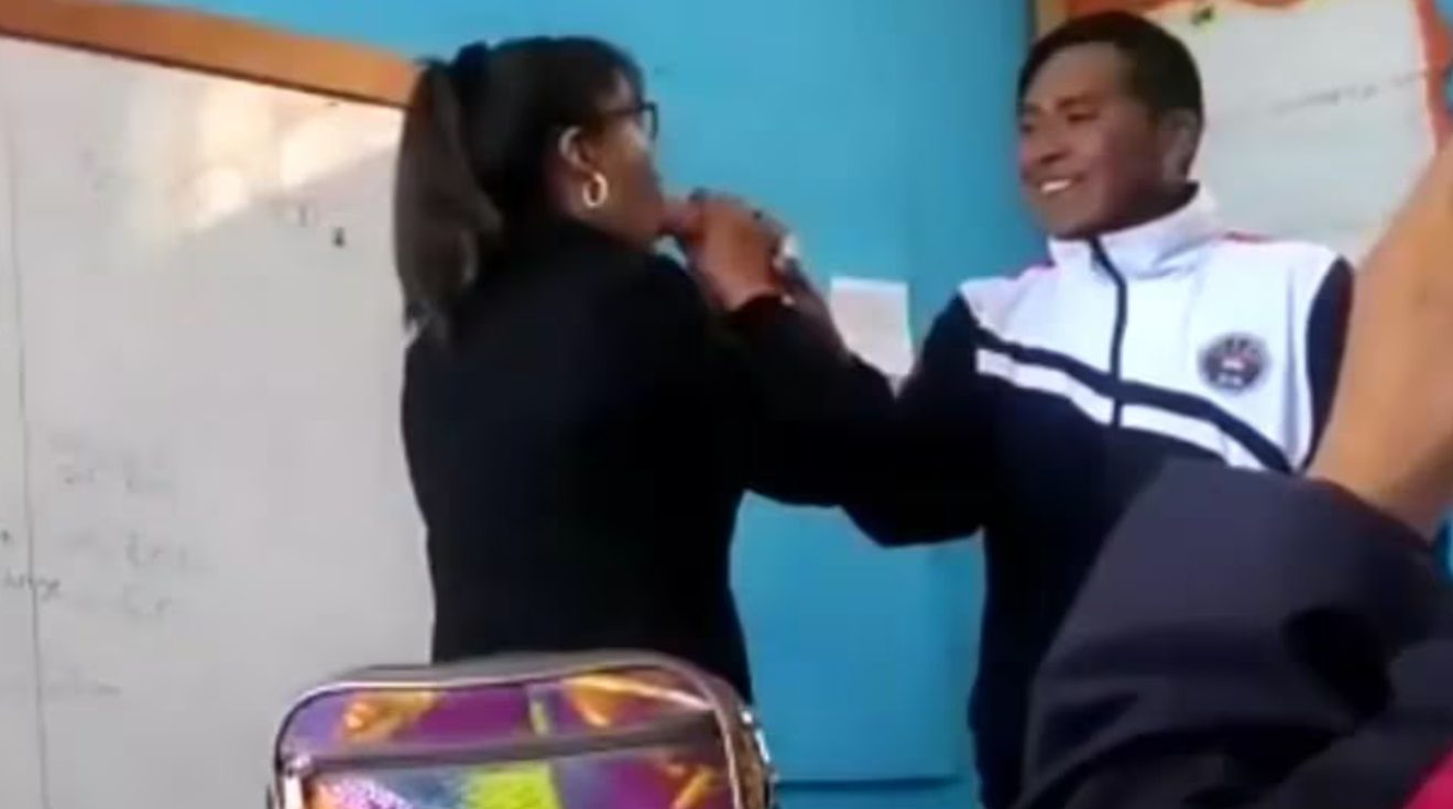 De nuevo viral: Maestra causa polémica al enseñar a poner un preservativo con la boca