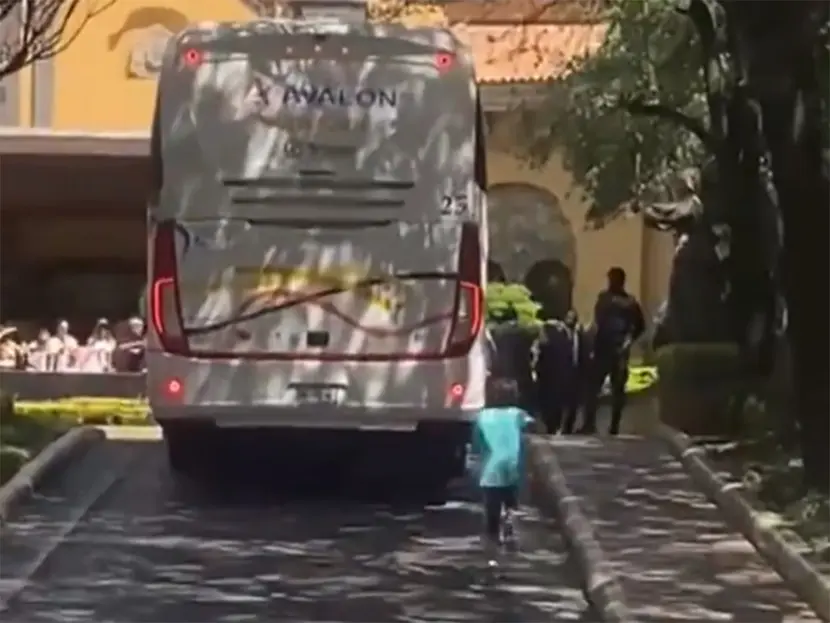 Niño burla seguridad y corre para ver a Messi