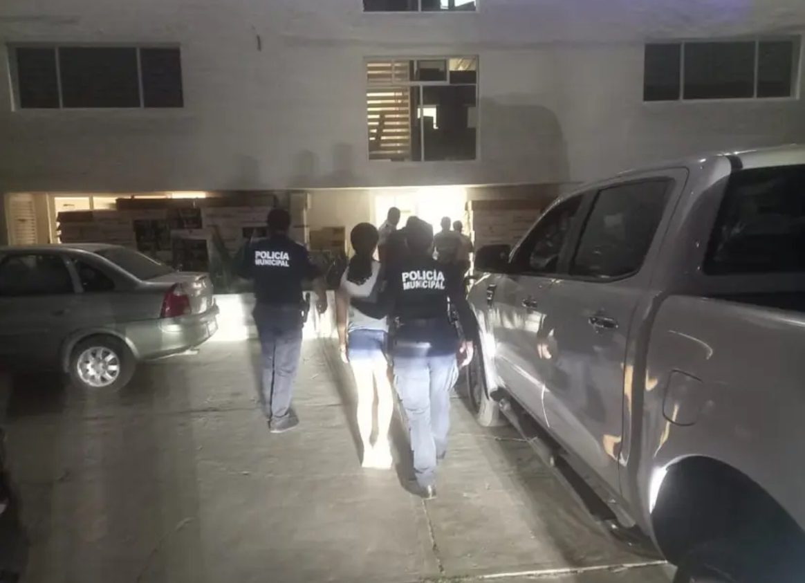 Madre quita celular a hija de 13 años y ella intenta huir