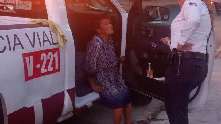Policía Vial resguarda a persona adulta mayor extraviada