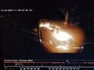 Mujer quema auto de estilista por no darle una cita