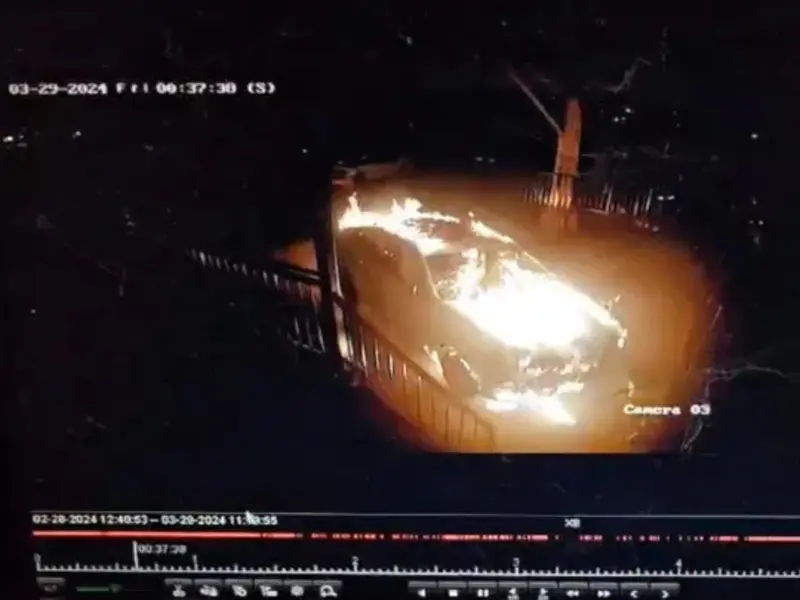 Mujer quema auto de estilista por no darle una cita