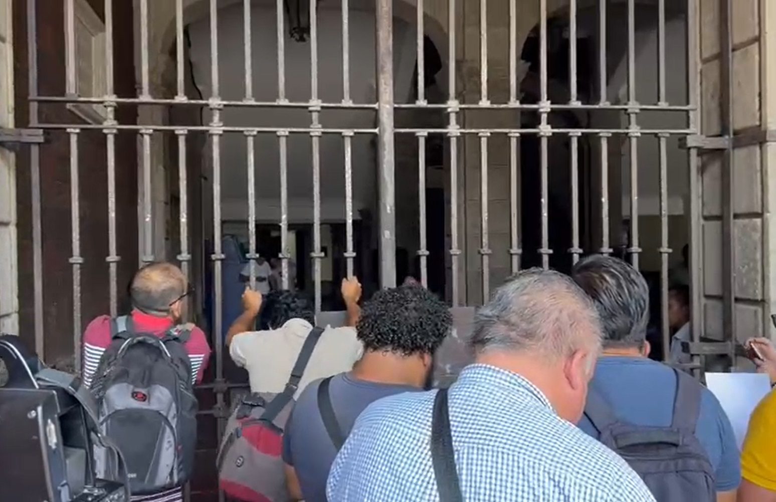 Reporteros de Morelos se manifiestan en Palacio de Gobierno