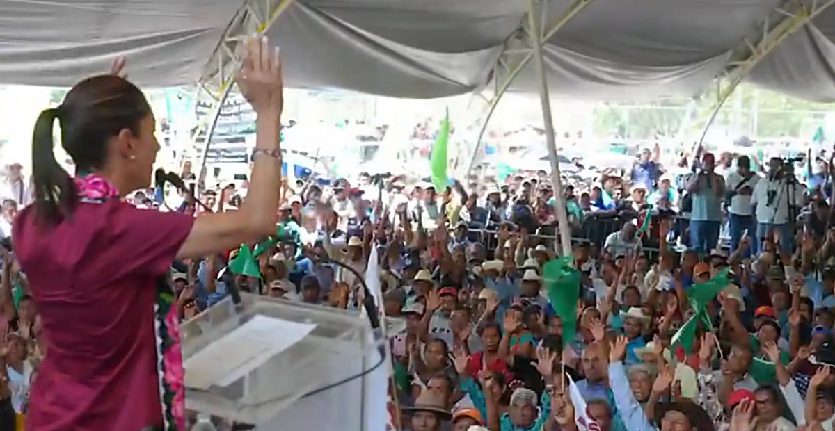 Sheinbaum recibe rechiflas en mitin por temas de salud