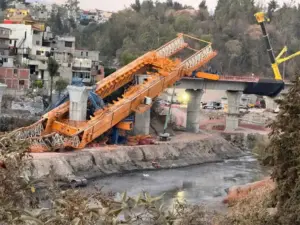 Colapsa maquinaria en obra de Tren Interurbano