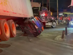 Terrible choque; auto queda debajo de un tráiler