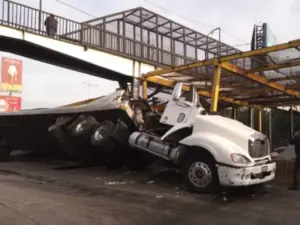 Fallece chofer de tráiler que volcó en Circuito Interior