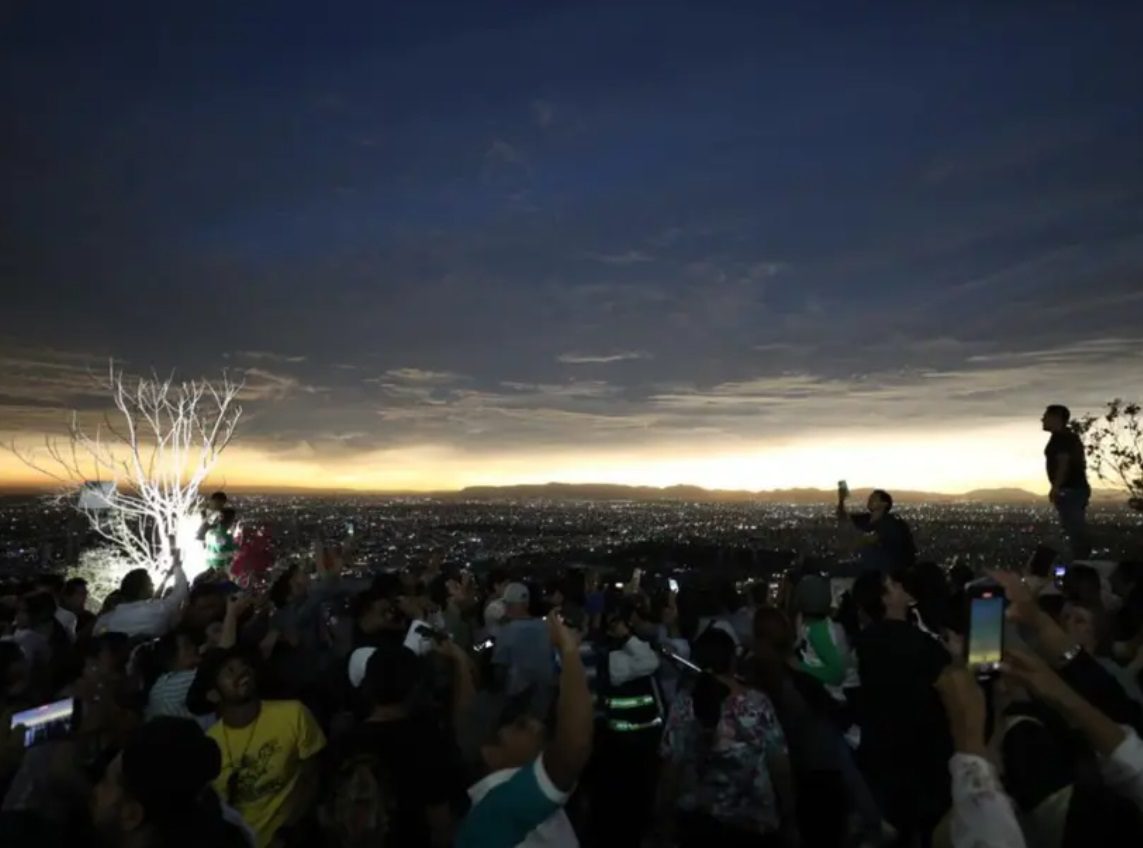 Develan placa por eclipse en Coahuila; causa malestar