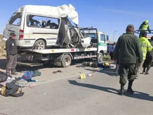 Choque entre camión y autobús en Bolivia deja 14 muertos