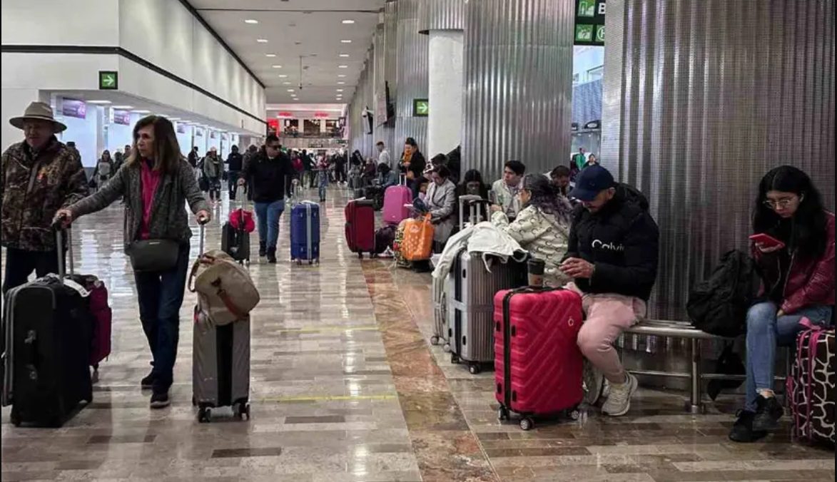 Roban a pasajeros del AICM cerca de agencia del MP