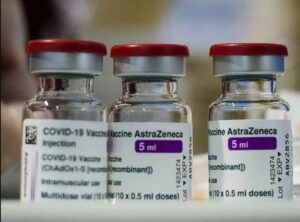 AstraZeneca admite que su vacuna contra el COVID-19 puede causar trombosis