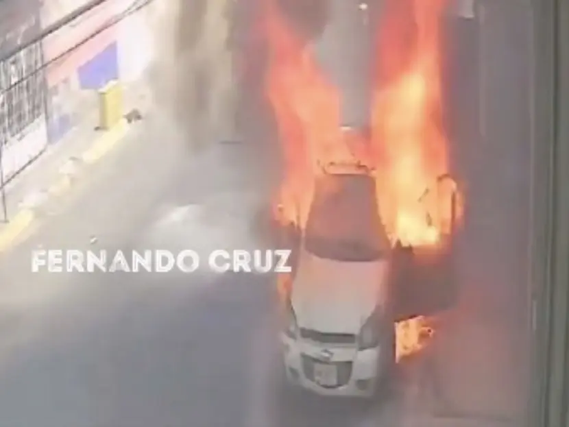 Vídeo: auto se incendia y explota en el Estado de México