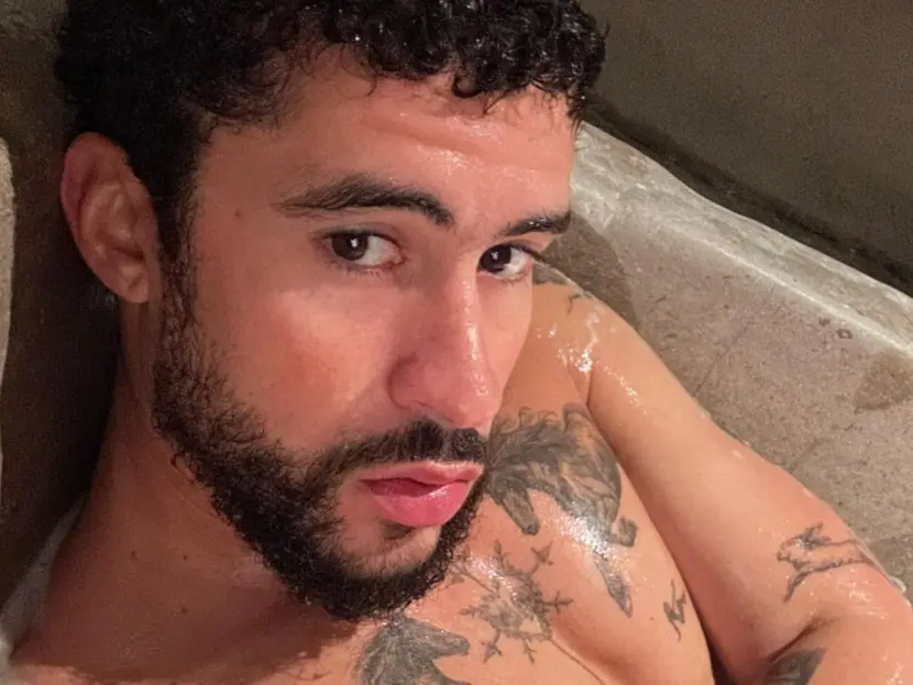 Bad Bunny publica foto en faja enseñando de más