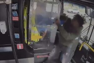 Hombre ataca a conductor de un autobús y lo hace chocar