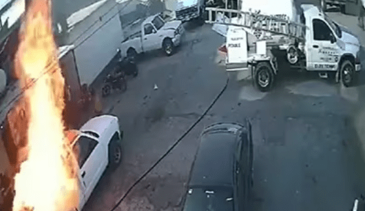 Camioneta explota en Ecatepec por fuga de gasolina