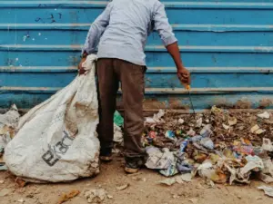 Hombre iraní encuentra 38 mil dólares en la basura y los devuelve a su dueño